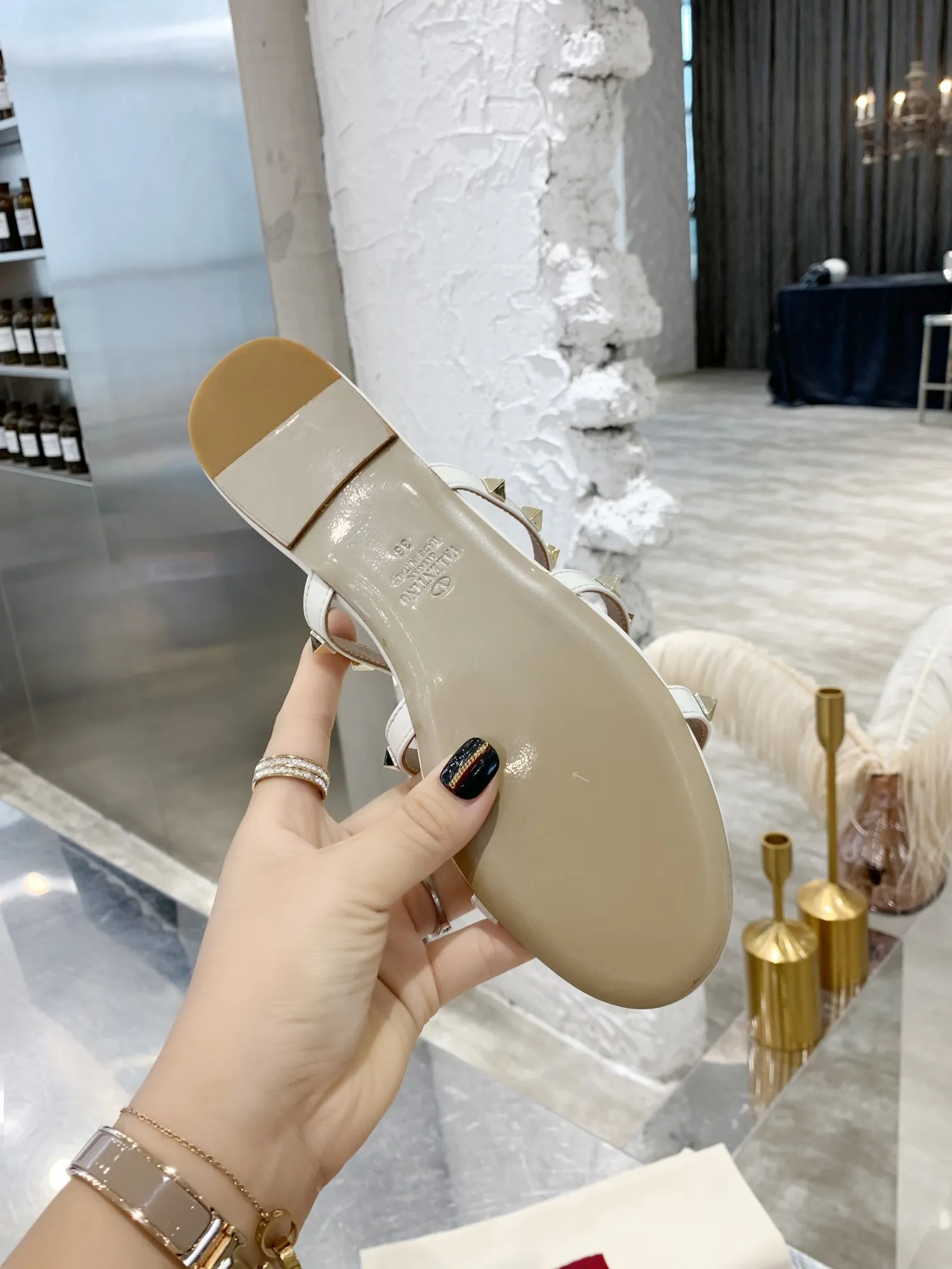👟👟Ex-factory price 380👟👟 Women's shoes, women's clothing, Valentino studded classic sandals ✔️Mixed-breed sheepskin upper ✔️Mixed-breed sheepskin lining and foot pads ✔️Italian cowhide outsole texture is clear and consistent with the counter ✔️Size 35-40 (34, 41, can be customized and not returned)